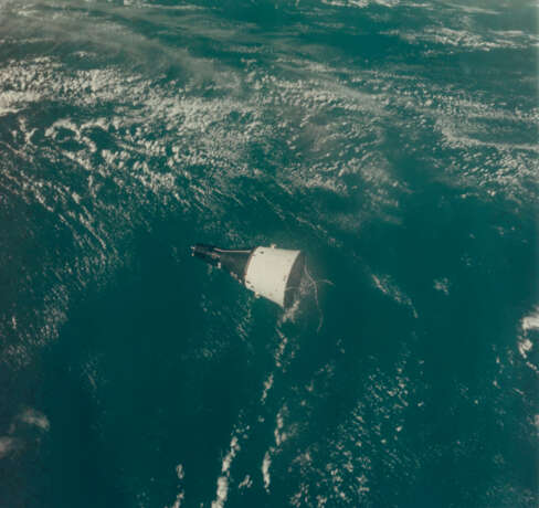 THE GEMINI VII SPACECRAFT OVER THE EARTH AND CLOUDS, DECEMBER 15-16, 1965; ONE OF THREE RENDEZVOUS PHOTOS - photo 7
