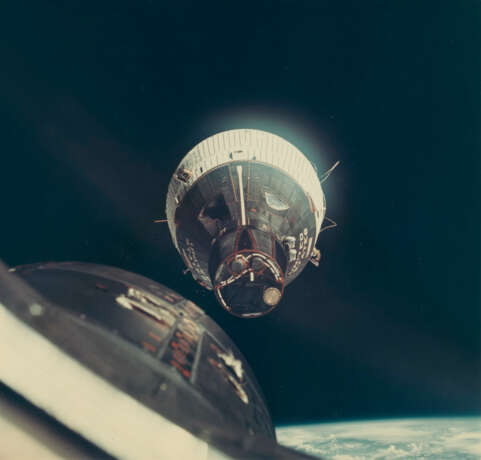 FIRST RENDEZVOUS IN SPACE, AT 17,000 MPH, DECEMBER 15-16, 1965; ONE OF THREE RENDEZVOUS PHOTOS - Foto 1