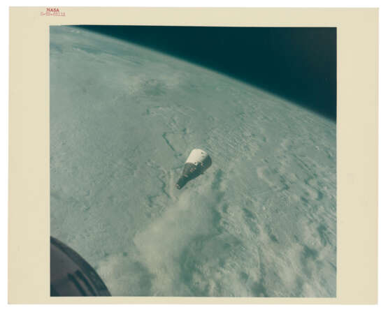 GEMINI VII SPACECRAFT ABOVE THE CLOUD-COVERED EARTH, DECEMBER 15, 1965 - photo 2