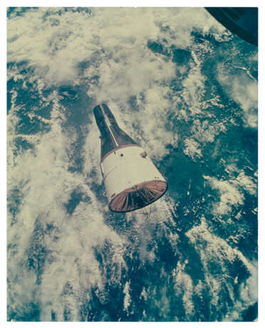 [LARGE FORMAT] GEMINI VII SPACECRAFT DURING RENDEZVOUS, DECEMBER 15-16, 1965 - фото 1