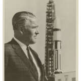 DR. WERNHER VON BRAUN STANDING IN FRONT OF A SATURN 1B ROCKET, 1965 - Foto 2