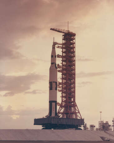 SATURN V ON THE LAUNCHPAD, MAY 25, 1966; ONE OF FIVE LAUNCHPAD PHOTOS - Foto 1