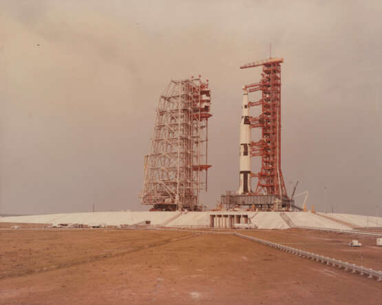 SATURN V ON THE LAUNCHPAD, MAY 25, 1966; ONE OF FIVE LAUNCHPAD PHOTOS - Foto 4