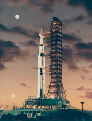 EARLY MORNING VIEW OF APOLLO 4 UNMANNED SPACECRAFT ON LAUNCH PAD, NOVEMBER 9, 1967 - фото 1