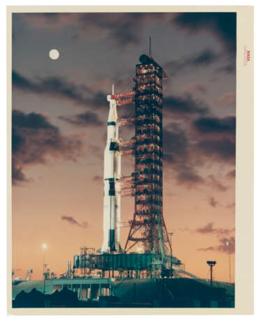 EARLY MORNING VIEW OF APOLLO 4 UNMANNED SPACECRAFT ON LAUNCH PAD, NOVEMBER 9, 1967 - фото 2