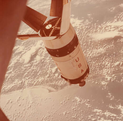 THE EXPENDED SATURN SIVB STAGE SEEN DURING RENDEZVOUS OVER THE EARTH, OCTOBER 11-22, 1968 - photo 1