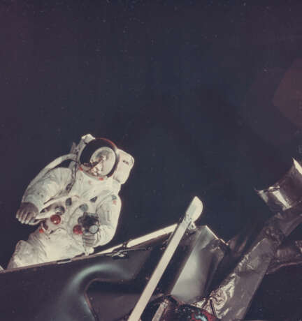RUSSELL SCHWEICKART TAKING PHOTOGRAPHS DURING THE EVA, MARCH 6, 1969 - Foto 1