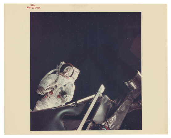 RUSSELL SCHWEICKART TAKING PHOTOGRAPHS DURING THE EVA, MARCH 6, 1969 - фото 2