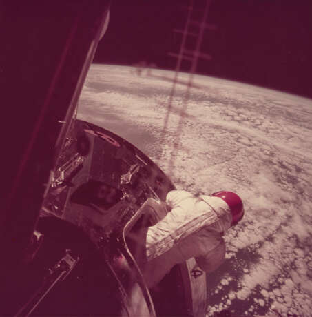 DAVID SCOTT STOOD IN OPEN HATCH OF THE COMMAND MODULE, MARCH 3-13, 1969 - фото 1