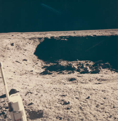 THE LUNAR HORIZON FROM THE SOUTHWEST RIM OF LITTLE WEST CRATER, 60 METRES EAST OF THE LUNAR MODULE, JULY 16-24, 1969 - Foto 1