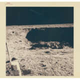 THE LUNAR HORIZON FROM THE SOUTHWEST RIM OF LITTLE WEST CRATER, 60 METRES EAST OF THE LUNAR MODULE, JULY 16-24, 1969 - Foto 2