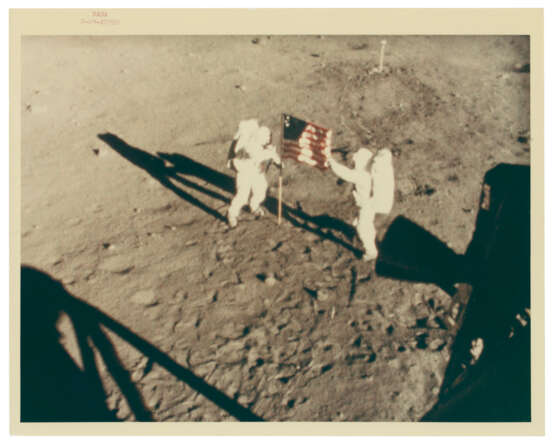 THE ASTRONAUTS PLANTING THE AMERICAN FLAG ON THE LUNAR SURFACE, JULY 16-24, 1969 - Foto 2