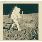 BUZZ ALDRIN TAKING TUBE SAMPLES FROM LUNAR SURFACE, JULY 15-24, 1969 - Foto 2