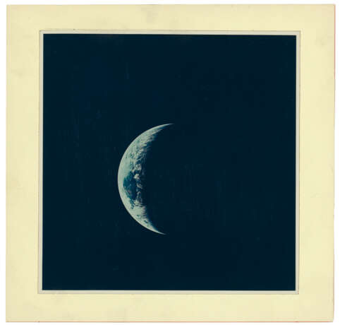 [LARGE FORMAT] VIEW OF A CRESCENT EARTH, JULY 16-24, 1969 - Foto 2
