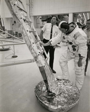 NEIL ARMSTRONG DESCENDS LADDER OF LUNAR MODULE TRAINING SPACECRAFT, JULY 10, 1969 - Foto 1