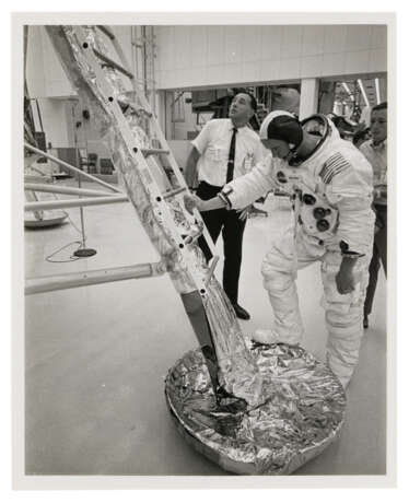 NEIL ARMSTRONG DESCENDS LADDER OF LUNAR MODULE TRAINING SPACECRAFT, JULY 10, 1969 - Foto 2