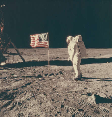 BUZZ ALDRIN POSING FOR A PHOTOGRAPH BESIDE THE U.S. FLAG, JULY 16-24, 1969 - Foto 1