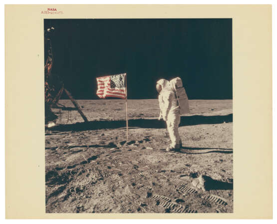 BUZZ ALDRIN POSING FOR A PHOTOGRAPH BESIDE THE U.S. FLAG, JULY 16-24, 1969 - Foto 2