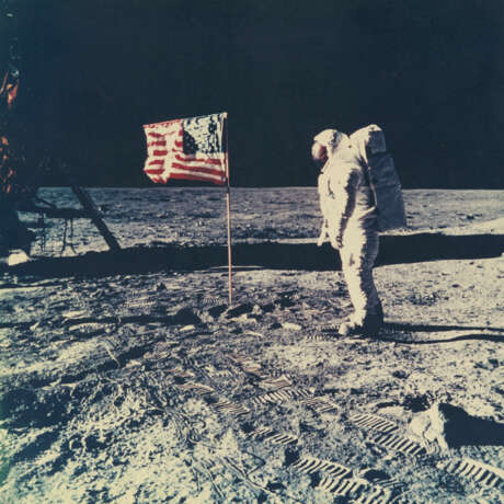 [LARGE FORMAT] BUZZ ALDRIN POSING FOR A PHOTOGRAPH BESIDE THE U.S. FLAG, JULY 16-24, 1969 - фото 1
