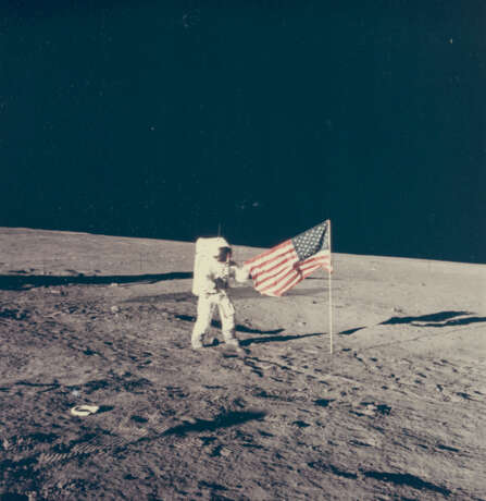 PETE CONRAD HOLDING THE U.S. FLAG ON THE OCEAN OF STORMS, NOVEMBER 14-24, 1969 - Foto 1
