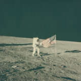 PETE CONRAD HOLDING THE U.S. FLAG ON THE OCEAN OF STORMS, NOVEMBER 14-24, 1969, EVA 1 - фото 1