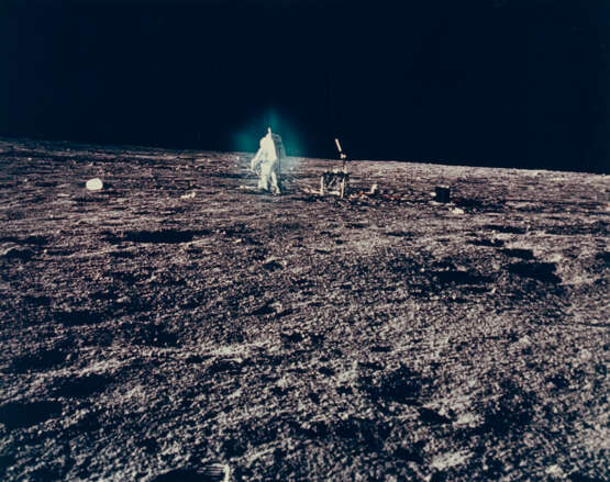 BLUE HALO AROUND ALAN BEAN AT THE LUNAR-SCIENCE STATION, NOVEMBER 14-24, 1969 - Foto 1