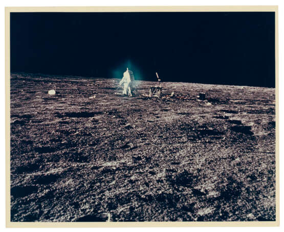 BLUE HALO AROUND ALAN BEAN AT THE LUNAR-SCIENCE STATION, NOVEMBER 14-24, 1969 - photo 2