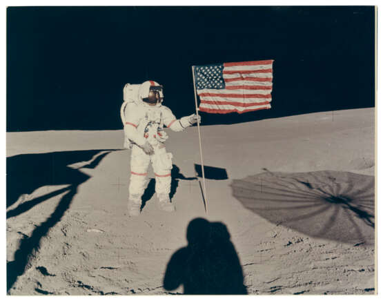 [LARGE FORMAT] ALAN SHEPARD AND THE AMERICAN FLAG, JANUARY 31-FEBRUARY 9, 1971, EVA 1 - photo 2