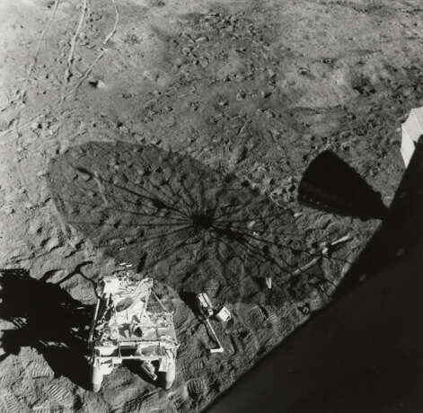 LUNAR EQUIPMENT LEFT ON THE LUNAR SURFACE, SEEN FROM THE LM WINDOW, FEBRUARY 13, 1971 - Foto 1