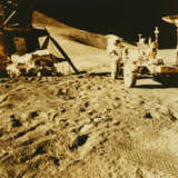 PORTRAIT OF THE LM FALCON, IRWIN AND THE ROVER IN FRONT OF ST GEORGE CRATER, JULY 26-AUGUST 7, 1971, EVA 1 - Foto 1