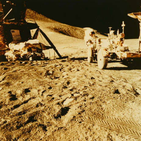 PORTRAIT OF THE LM FALCON, IRWIN AND THE ROVER IN FRONT OF ST GEORGE CRATER, JULY 26-AUGUST 7, 1971, EVA 1 - Foto 1