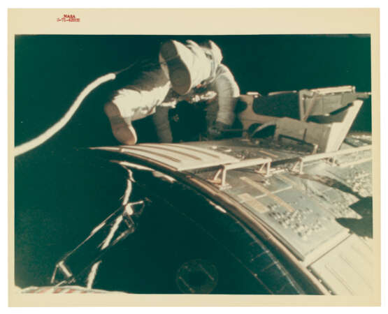 THE FIRST DEEP SPACE EXTRA VEHICULAR ACTIVITY IN HISTORY, PERFORMED BY ALFRED WORDEN, JULY 26 - AUGUST 7, 1971 - photo 2
