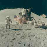 JAMES IRWIN SALUTING THE AMERICAN FLAG, JULY 26-AUGUST 7, 1971 - Foto 1