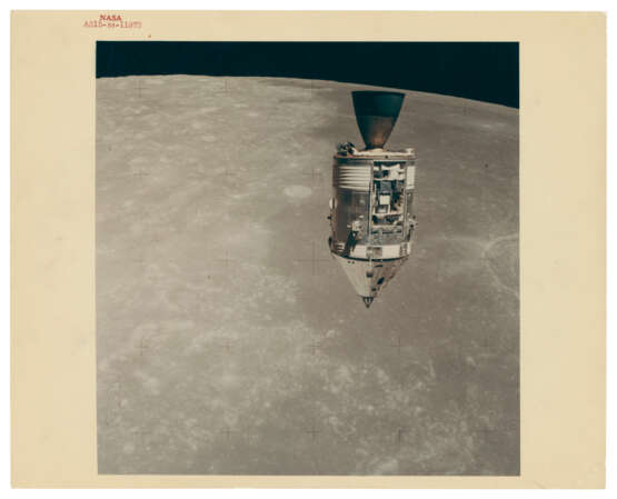 THE COMMAND MODULE ENDEAVOUR POINTING TOWARD THE MOON OVER THE SEA OF FERTILITY, JULY 26 - AUGUST 7, 1971 - Foto 2