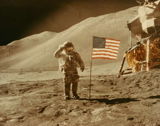 DAVID SCOTT SALUTING THE AMERICAN FLAG, JULY 26-AUGUST 7, 1971, EVA 3 - Foto 1