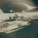 PORTRAIT OF JAMES IRWIN AND THE LUNAR ROVER IN FRONT OF MOUNT HADLEY, JULY 26-AUGUST 7, 1971, EVA 1 - фото 1