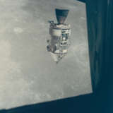 THE SIM BAY OF THE COMMAND MODULE ENDEAVOUR ORBITING OVER THE SEA OF FERTILITY, JULY 26 - AUGUST 7, 1971 - Foto 1