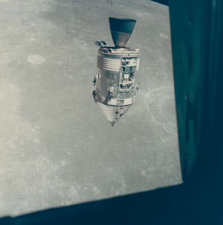 THE SIM BAY OF THE COMMAND MODULE ENDEAVOUR ORBITING OVER THE SEA OF FERTILITY, JULY 26 - AUGUST 7, 1971 - Foto 1