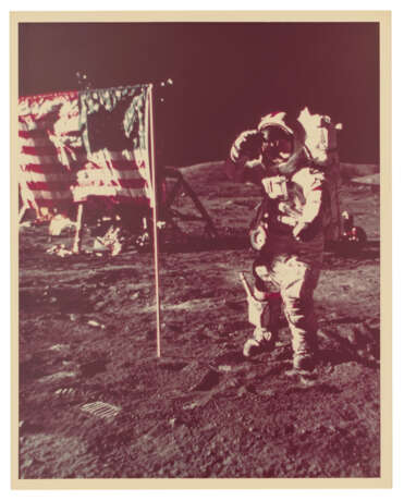 EUGENE CERNAN SALUTING THE AMERICAN FLAG AT THE TAURUS-LITTROW LANDING SITE DECEMBER 7-19, 1972, EVA 1 - Foto 2