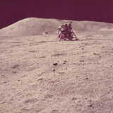 THE LM CHALLENGER AND THE AMERICAN FLAG IN THE VALLEY OF TAURUS-LITTROW, DECEMBER 7-19, 1972, EVA 3 - Foto 1