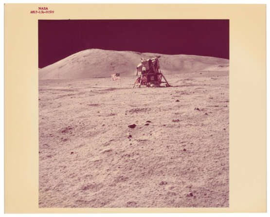 THE LM CHALLENGER AND THE AMERICAN FLAG IN THE VALLEY OF TAURUS-LITTROW, DECEMBER 7-19, 1972, EVA 3 - Foto 2