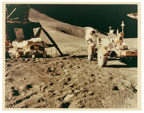 PORTRAIT OF THE LM FALCON, JAMES IRWIN AND THE LUNAR ROVER IN FRONT OF ST GEORGE CRATER, JULY 26 - AUGUST 7, 1971, EVA 1 - Foto 2
