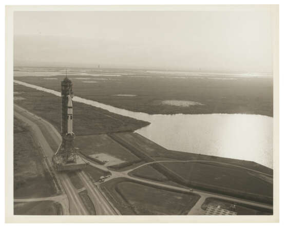 SATURN IB SPACE VEHICLE BEING TRANSPORTED TO PAD B, 1973 - Foto 2