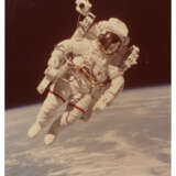 [LARGE FORMAT] FIRST UNTETHERED SPACE FLIGHT, FEBRUARY 7, 1984 - photo 1