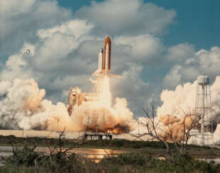SPACE SHUTTLE DISCOVERY LIFTOFF, SEPTEMBER 29, 1988; ONE OF FOUR DISCOVERY LAUNCH PHOTOS