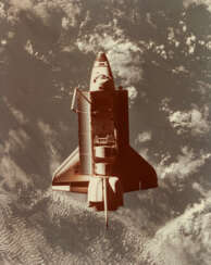 SPACE SHUTTLE DISCOVERY WITH ITS PAYLOAD DOORS OPEN, MARCH 1989