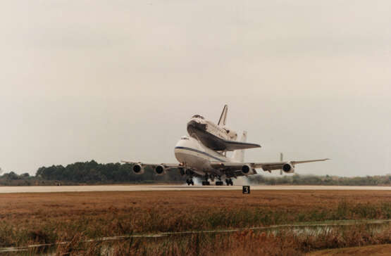 ORBITER DISCOVERY LANDING AT KSC, FEBRUARY 16, 1992 - Foto 1