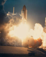 ENDEAVOR LAUNCHING FOR A SIX DAY SATELLITE RESCUE MISSION, MAY 7, 1992