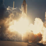 ENDEAVOR LAUNCHING FOR A SIX DAY SATELLITE RESCUE MISSION, MAY 7, 1992 - Foto 1