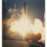 ENDEAVOR LAUNCHING FOR A SIX DAY SATELLITE RESCUE MISSION, MAY 7, 1992 - Foto 2
